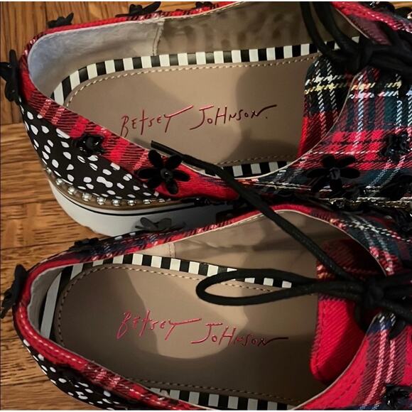 Betsey Johnson gold and red funky loafers - Picture 3 of 10